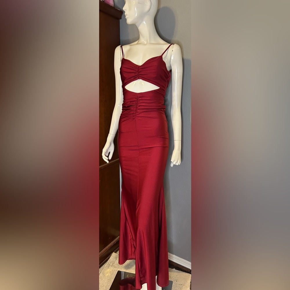 Sleek Red Ruched Bodycon Formal Dress